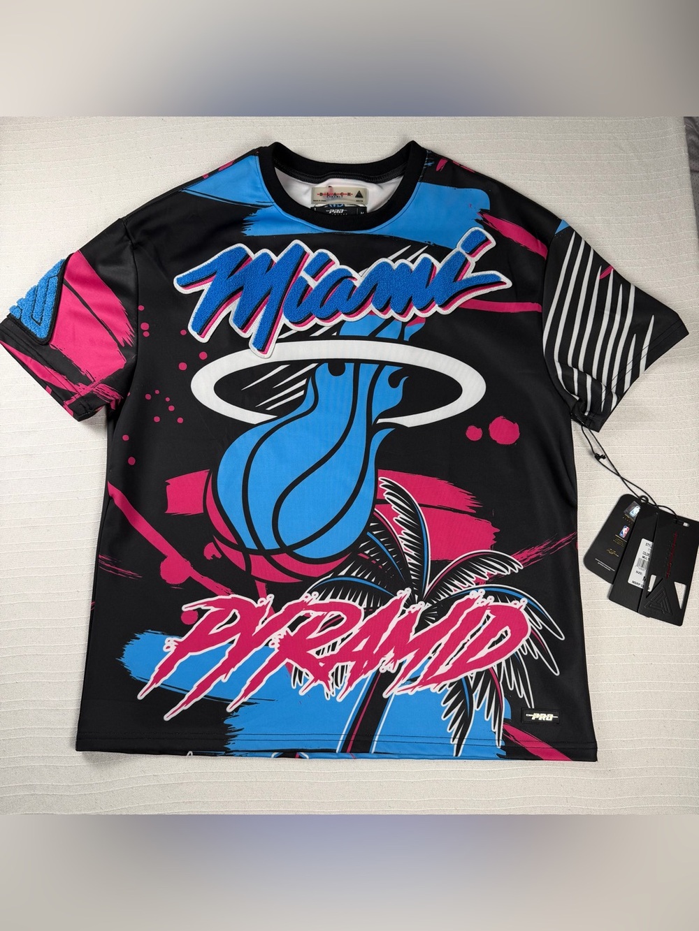 NWT Black Pyramid x Pro Standard NBA Miami Heat Vice T-Shirt Mens Size Medium